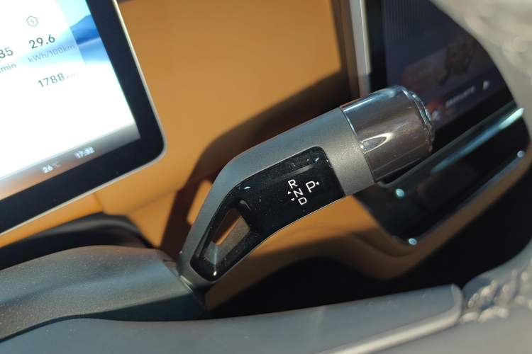 Used Geely Galaxy LEVC L380 2025 805 km Flagship Version All-Wheel Drive Gear Lever