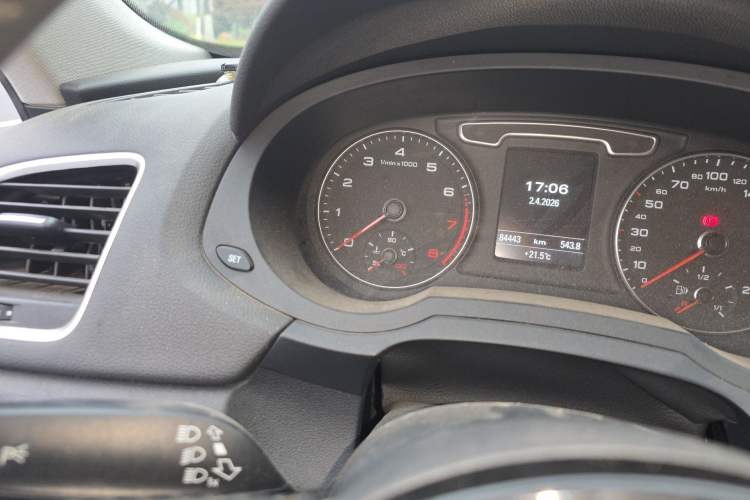 Used Audi Q3 2015 35 TFSI quattro Comfort model Odometer Close Up