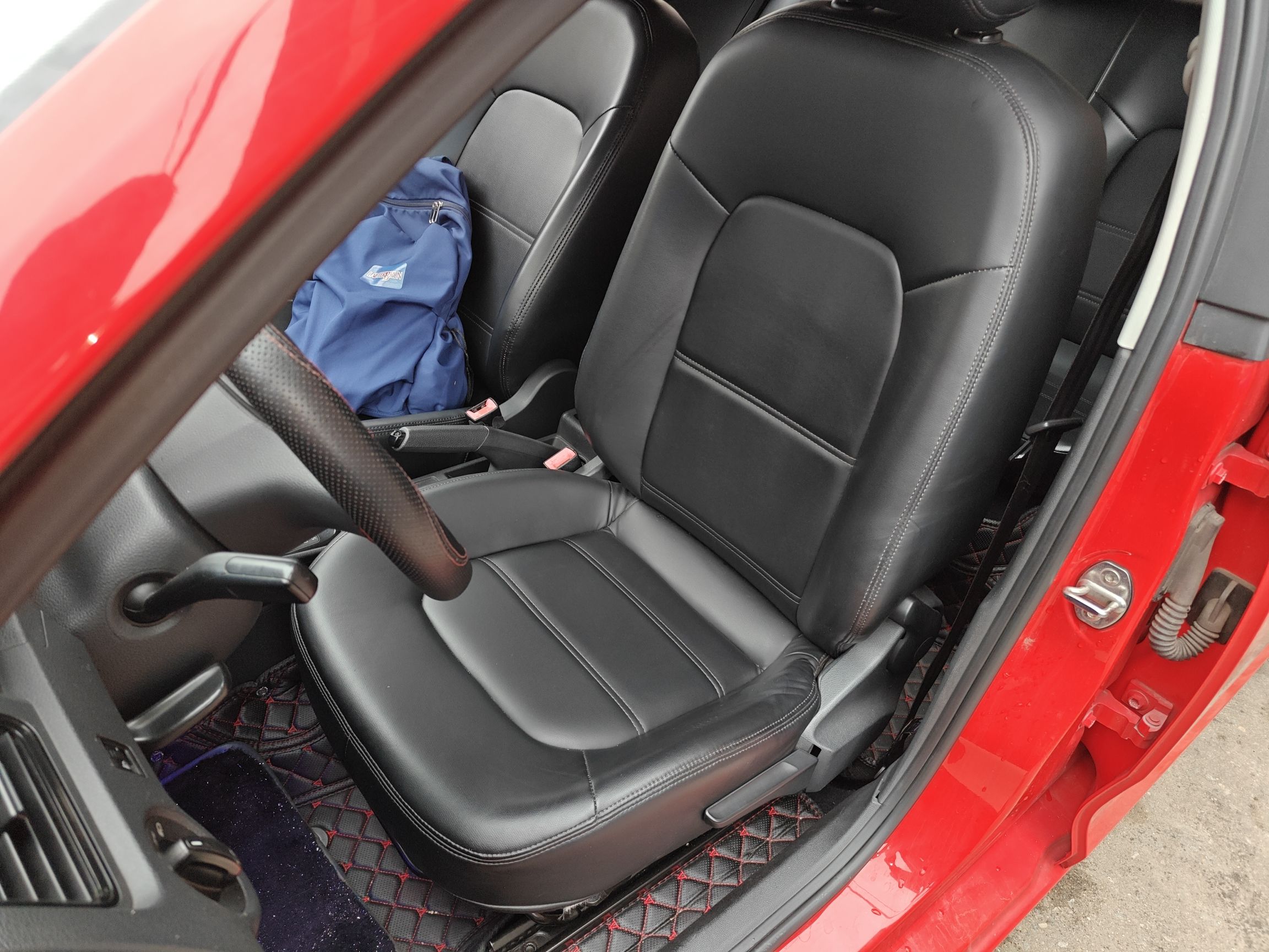 Переднее сиденье в автомобиле