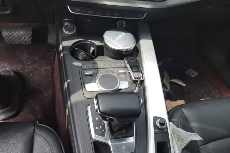 Used Audi A4L 2019 40 TFSI Fashion Edition China VI Emission Standard Gear Lever
