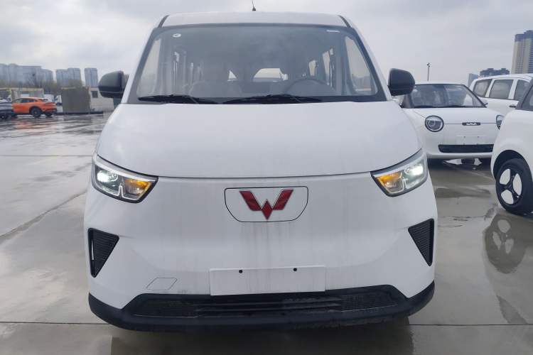 Used Wuling Yangguang 2024 300KM Comfort Version Passenger Van 75kW

