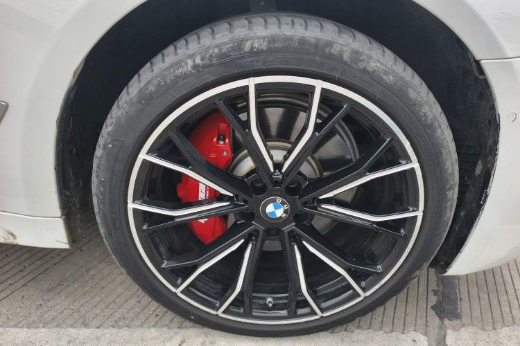 Used BMW 5 Series 2022 Updated 530Li Leading Edition Luxury Package Right Front Wheel Hub