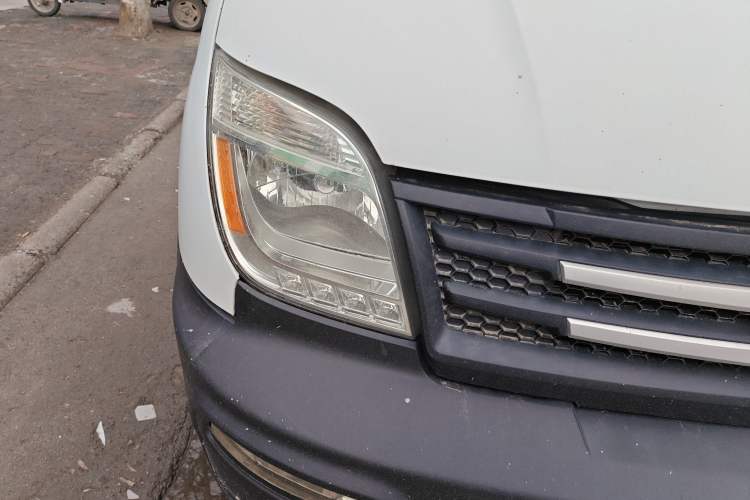 Used SAIC MAXUS Xintu V80 2019 2.5T Classic Version 6-Speed Manual – Aoyuntong Modified Long Wheelbase Mid-Height 7-Seater