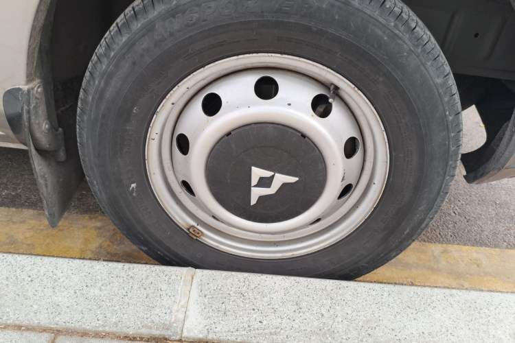 Used SAIC MAXUS Xintu V80 2014 2.5T Aotuntong Short Wheelbase Mid-Roof Model
