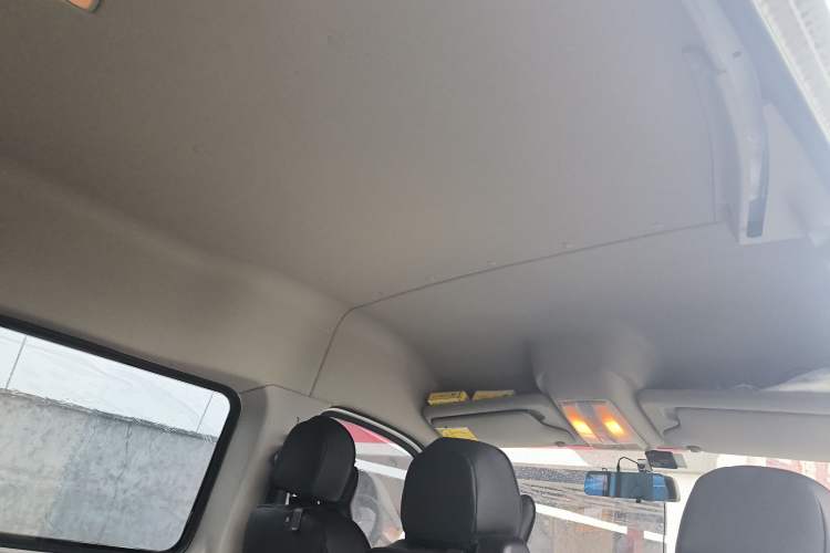 Used SAIC MAXUS Xintu V80 2019 2.5T Classic Model AMT Aoyuntong Long Wheelbase Mid-Roof 7-Seater
