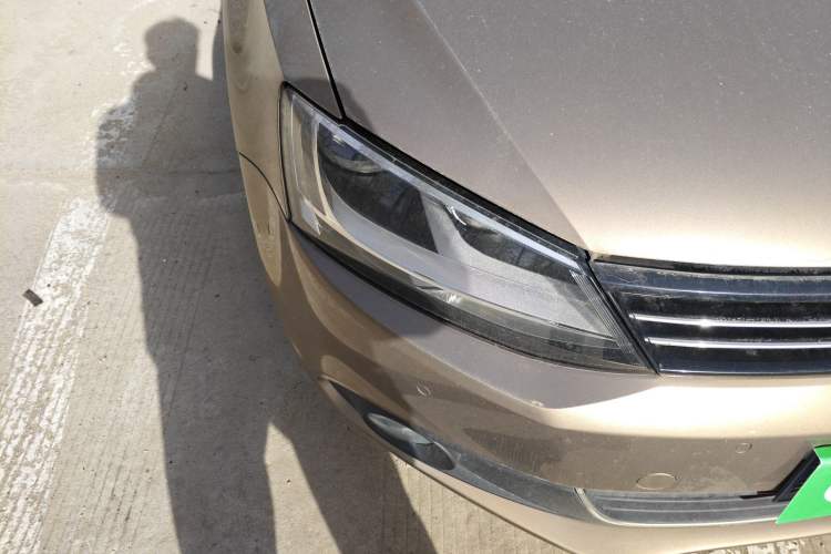 Used Volkswagen Sagitar 2014 1.4TSI Automatic Luxury Model Right Front Headlight