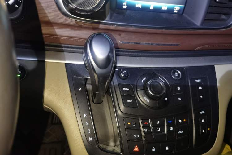 Used Buick GL8 2018 28T Luxury Model China VI Standard Gear Lever