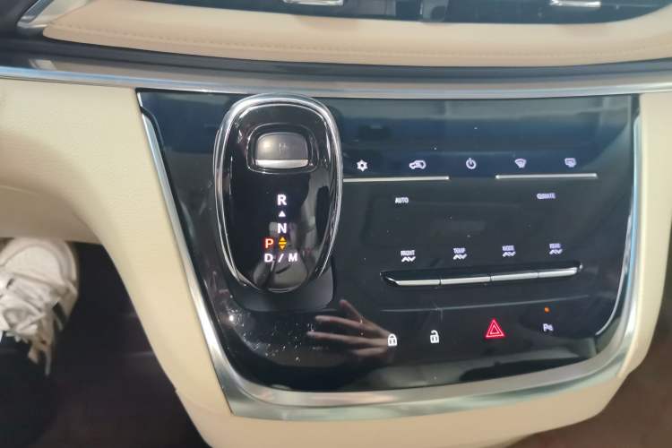 Used Buick GL8 2023 Facelifted Land Cruiser Executive Luxury Version
