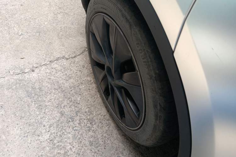 Used Tesla Model Y 2023 Rear-Wheel-Drive Version Right Rear Wheel Hub