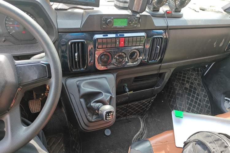 Used Iveco Daily 2023 2.5T V37 Van Long Wheelbase Mid-Roof Design Dual Tires Side-Swing Doors 2-3 Seater