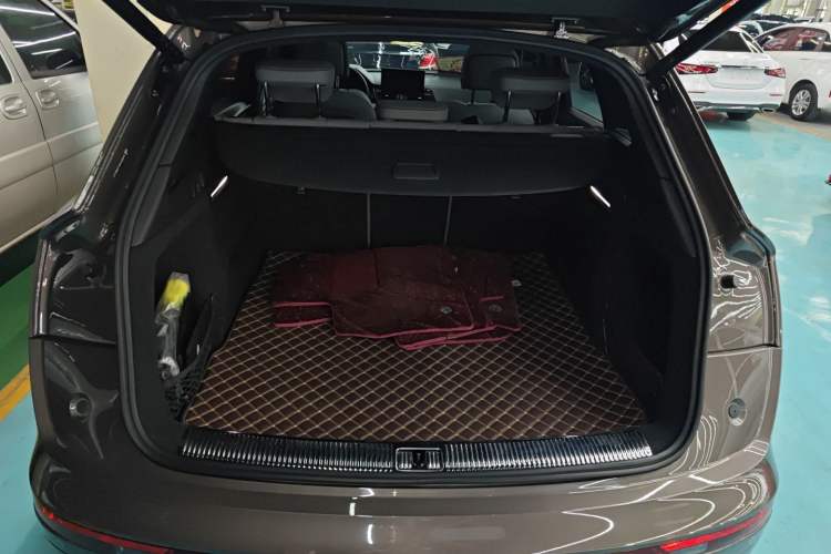 Used Audi Q5L 2023 40T Luxury Dynamic Model Trunk
