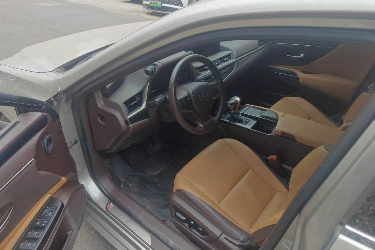 Used Lexus ES 2020 300h Premier Edition Driver Seat