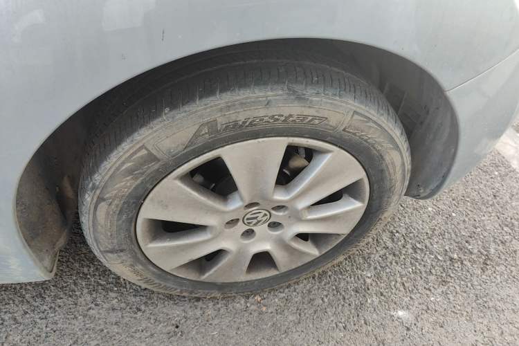 Used Volkswagen Beetle 2010 1.6 AT Right Front Wheel Hub