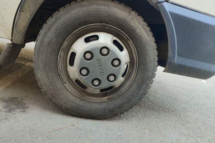 Used Iveco Daily 2021 2.5T A35 M1 Passenger Van 5-9 Seater Short Wheelbase Mid-Roof Design Dual Tires Side Sliding Door Right Front Wheel Hub