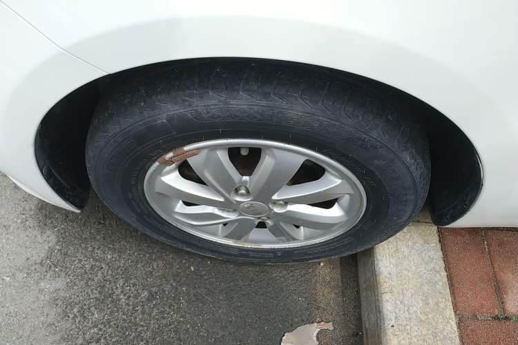 Used Kia K2 2015 Sedan 1.4L MT GLS Left Front Wheel Hub