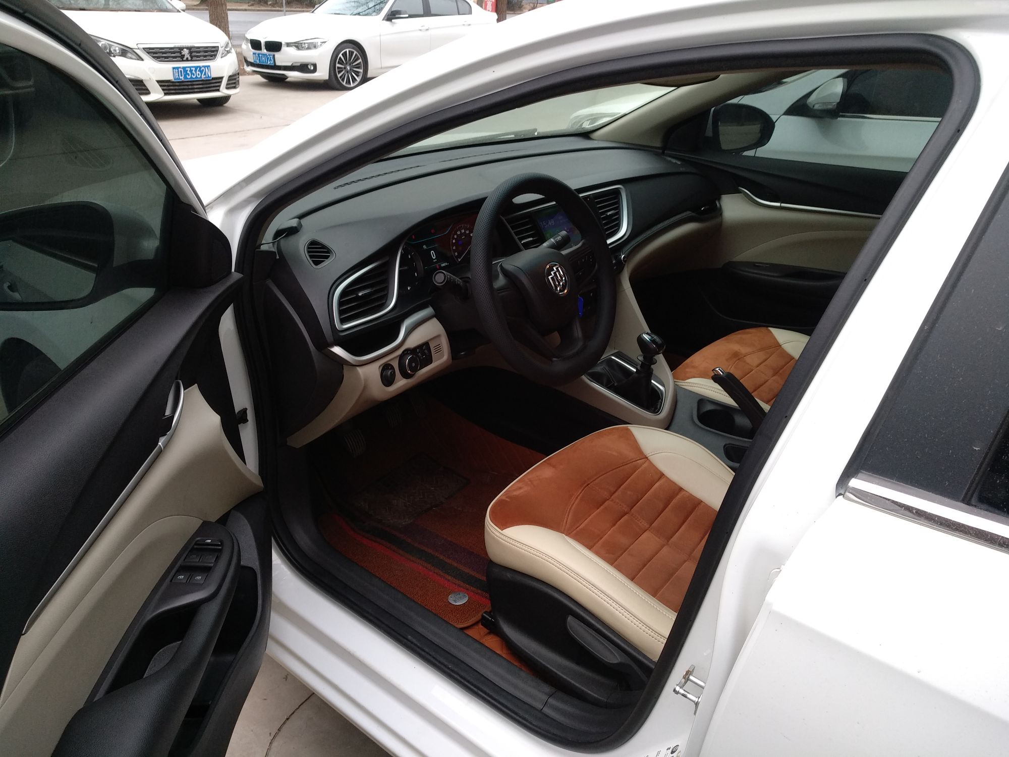 Переднее сиденье в автомобиле