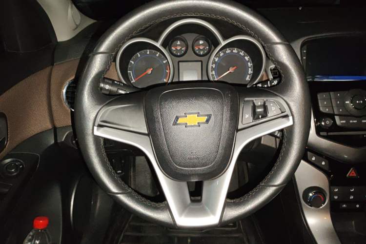 Used Chevrolet Cruze 2013 Hatchback 1.6L Automatic Luxury Model Steering Wheel