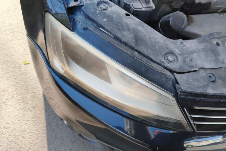 Used Volkswagen Sagitar 2012 1.6L Manual Comfort Model Right Front Headlight