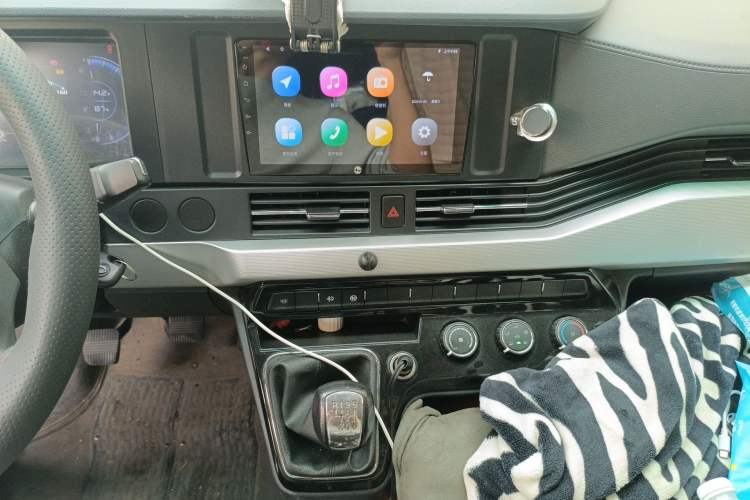 Used Dongfeng Yufeng 2023 V9+ 2.3T Manual Rear-Drive Cargo Van with Dual Rear Tires 3-Seater