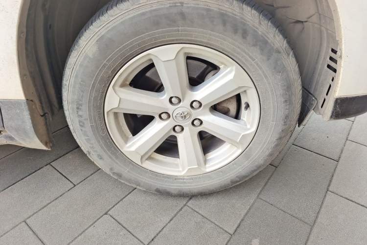 Used Toyota Highlander 2013 2.7L Two-Wheel Drive 5-Seater Purple Gold Edition Right Front Wheel Hub