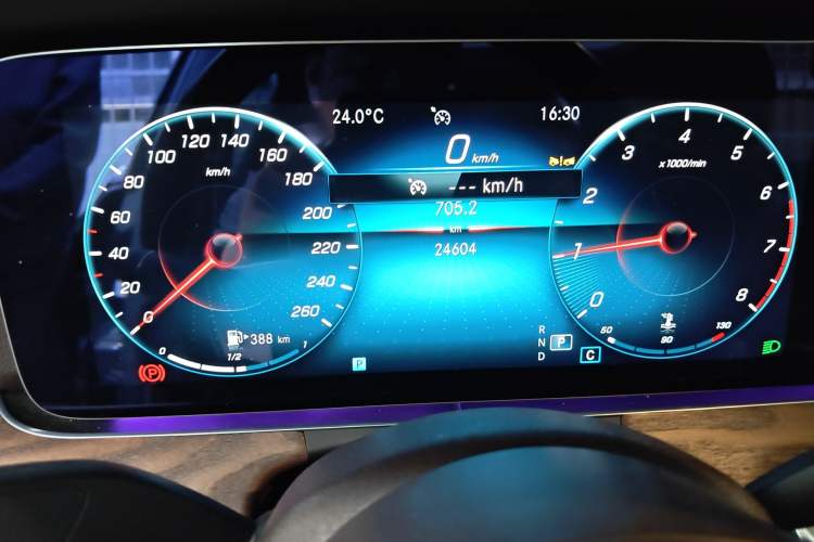 Used Mercedes-Benz E-Class 2023 Updated E 300 L Fashion Edition Odometer Close Up