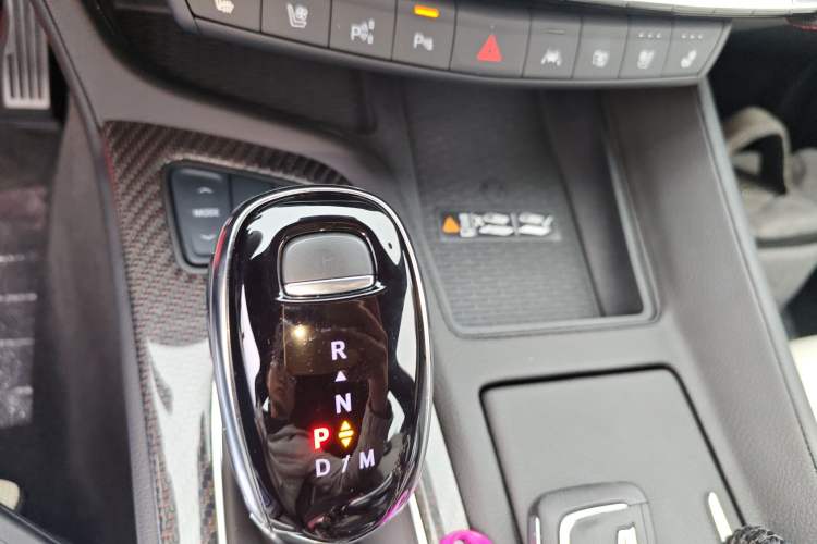 Used Cadillac CT5 2025 28T Track Performance Edition + Peak Track Optional Package Gear Lever