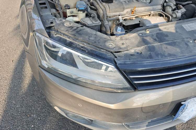Used Volkswagen Sagitar 2014 1.4TSI Automatic Luxury Model Right Front Headlight