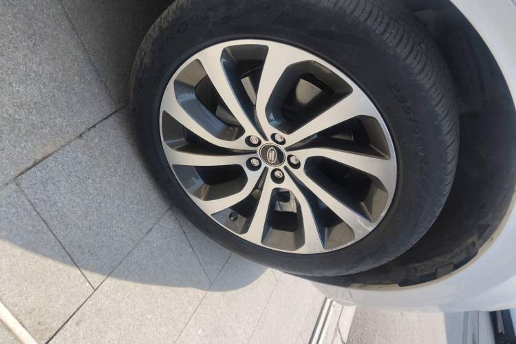 Used Land Rover Discovery Sport 2020 249 PS R-Dynamic Performance Edition Right Front Wheel Hub