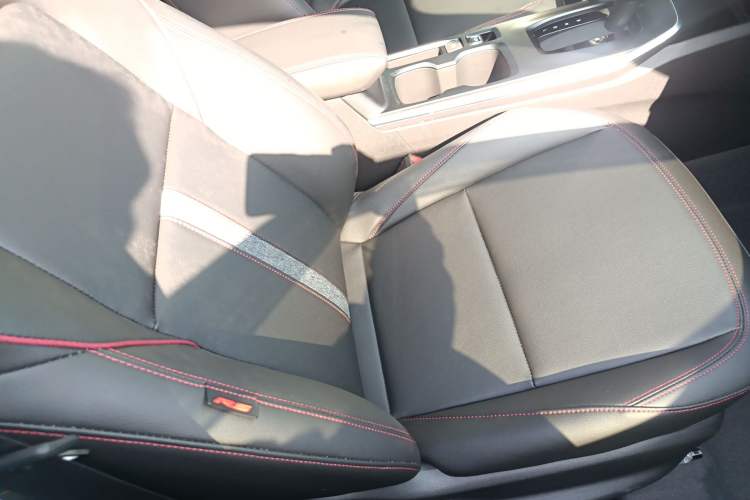 Used Chevrolet Trax 2022 Encore RS 1.5T CVT Cool Right Front Seat