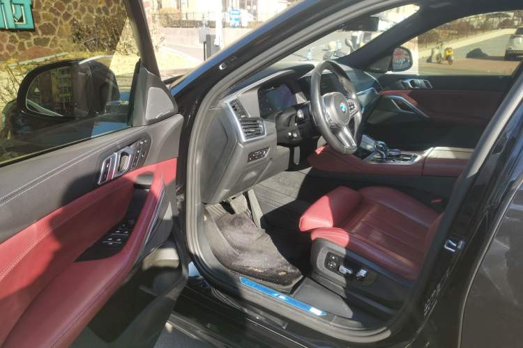 Used BMW X6 2022 xDrive40i Luxury Edition M Sport Package Driver Seat