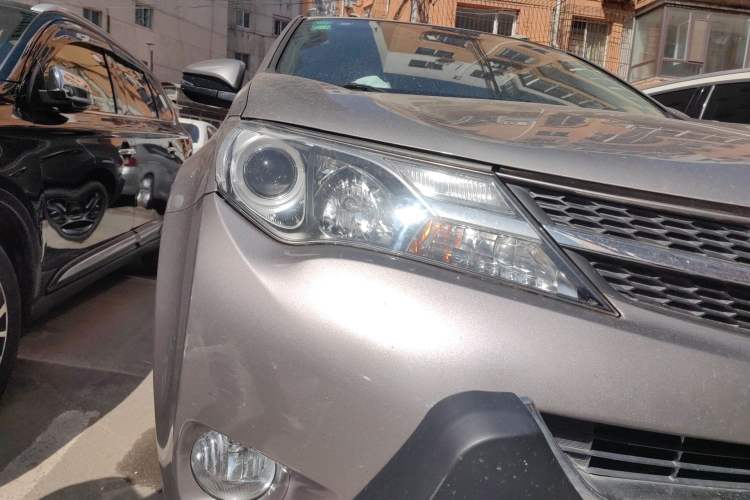 Used Toyota RAV4 2015 2.0L CVT Two-Wheel Drive Fashion Edition Right Front Headlight