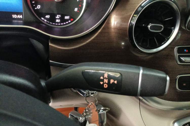 Used Mercedes-Benz V-Class 2021 V 260 Prestige Edition Gear Lever