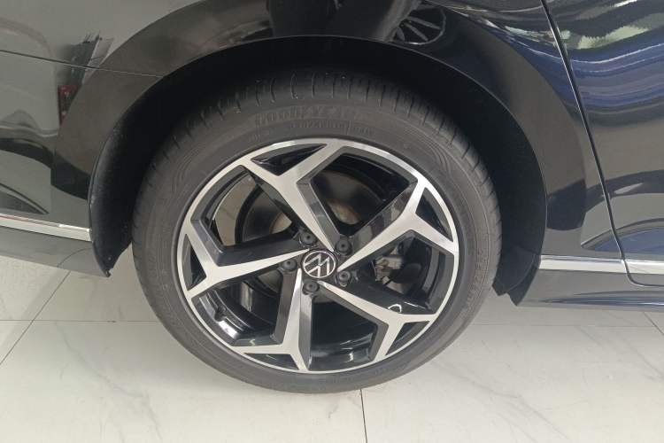 Used Volkswagen Magotan 2023 2 Million Units Limited Edition 330TSI DSG Leading Version Right Rear Wheel Hub
