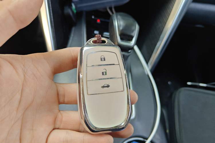 Used Toyota Venza 2023 2.5L Smart Electric Hybrid Dual-Drive Prestige Version Vehicle Key