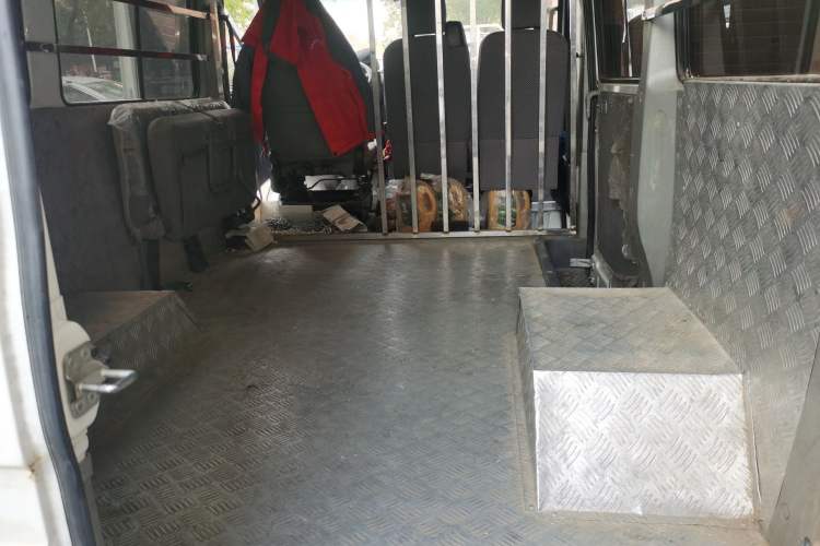 Used Iveco Daily 2021 2.5T A35 M1 Passenger Van 5-9 Seater Short Wheelbase Mid-Roof Design Dual Tires Side Sliding Door
