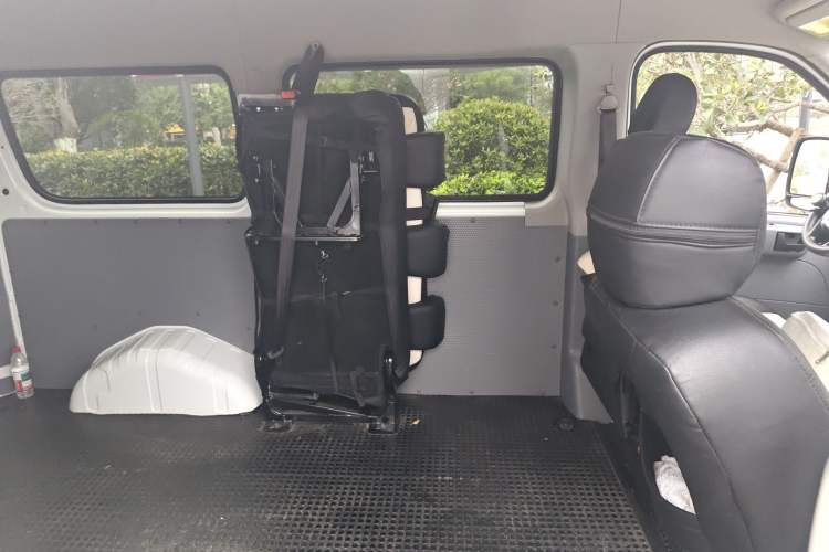 Used SAIC MAXUS Xintu V80 2023 2.0T AMT Classic Aoyuntong Short Wheelbase Mid-Roof 5/6-Seater Left Rear Seat