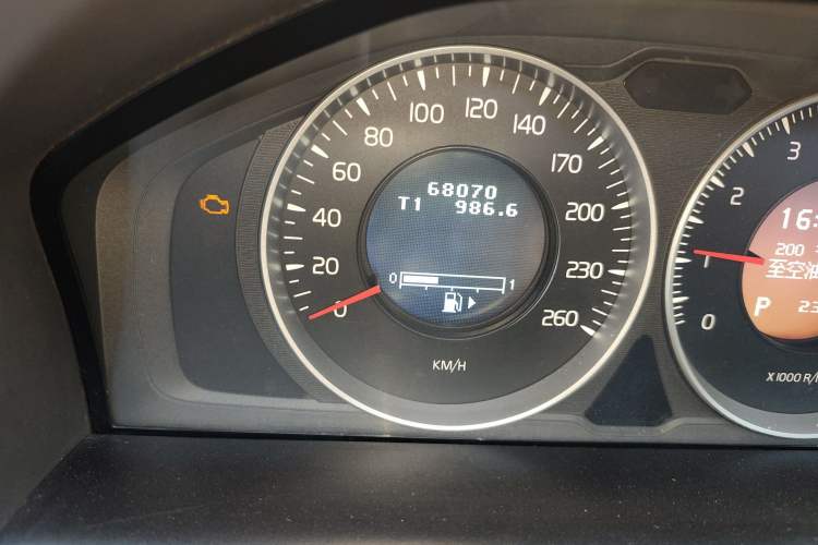 Used Volvo XC60 2013 T5 Comfort Edition Odometer Close Up