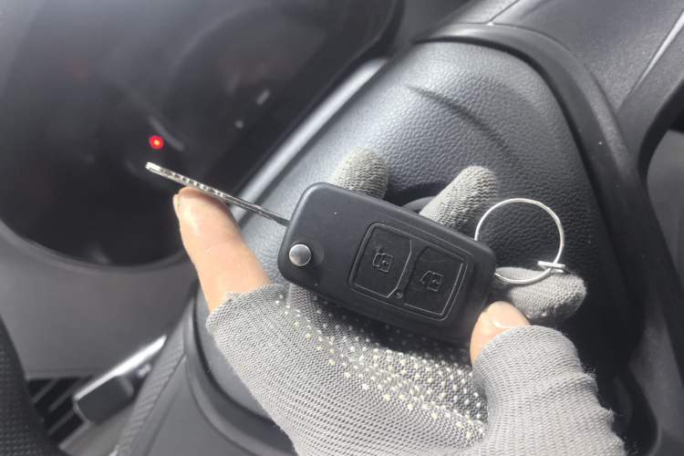 Used Chana Ruixing EM60 2025 Passenger Version Comfort Edition 6 Seats 300 km Range Side-Hinged Doors
