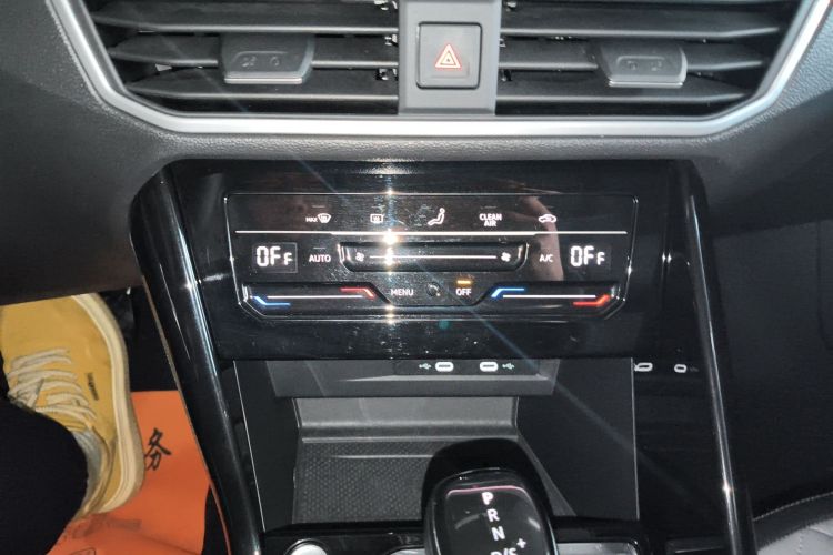 Used Volkswagen Tayron 2024 300TSI Two-Wheel-Drive Luxury Plus Advanced Version Audio And AC Panel