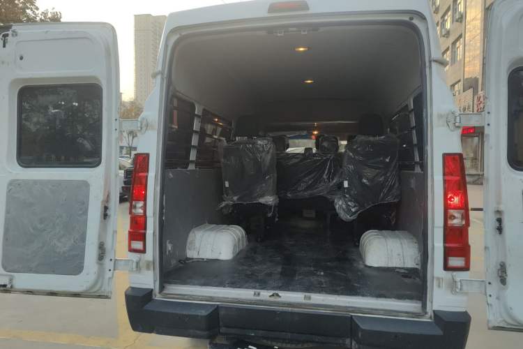 Used Iveco Daily 2023 2.5T A37M1 Long Wheelbase Mid-Roof Dual-Tire Side-Sliding Doors 5-9 Seats