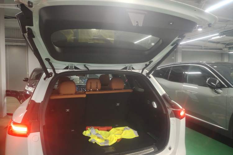 Used XPeng G9 2025 625 Long-Range Max Trunk