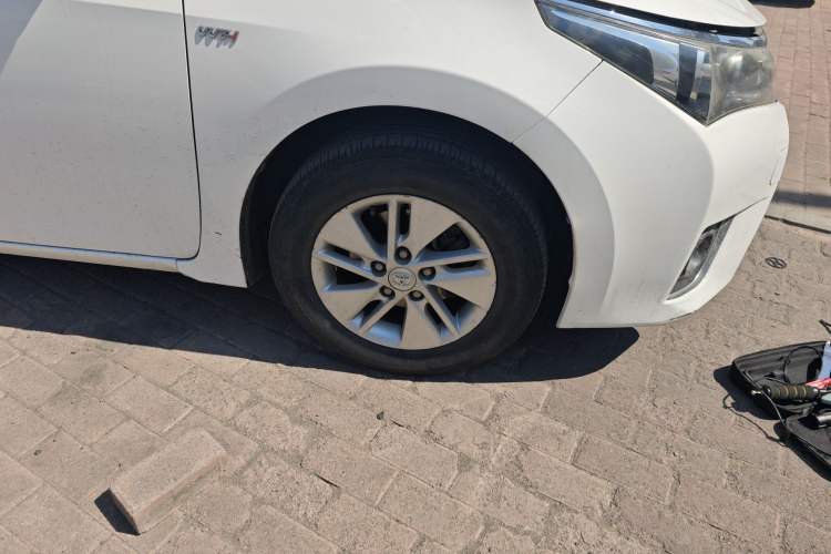 Used Toyota Corolla 2014 1.6L CVT GL Right Front Wheel Hub