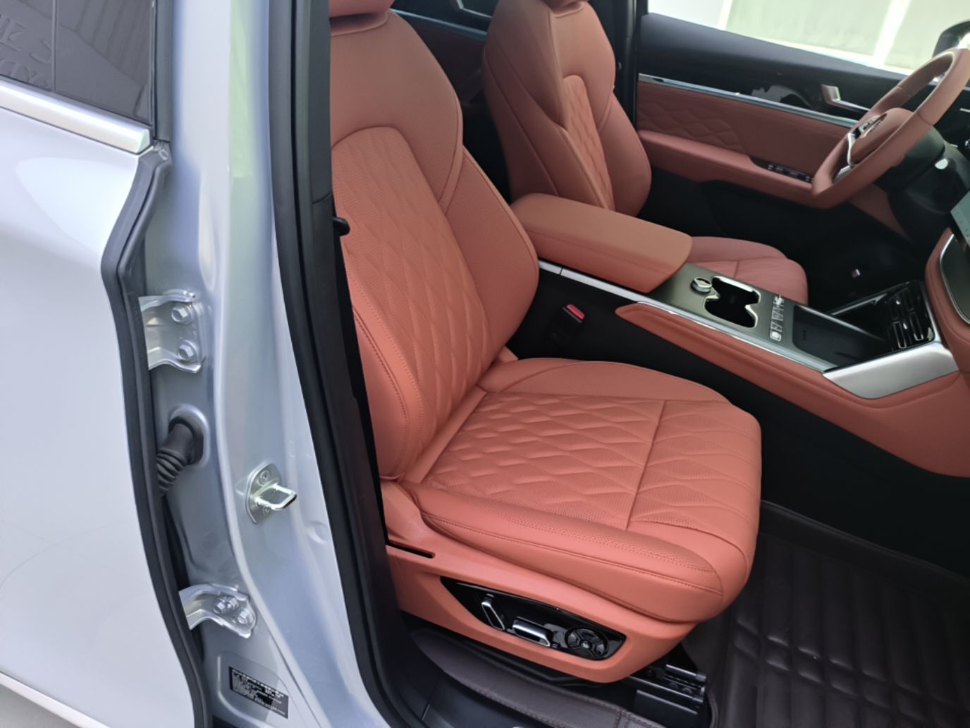 BYD Tang New Energy 2025 Model Smart Drive Version DM-i 175KM Prestige Version — снимка 19
