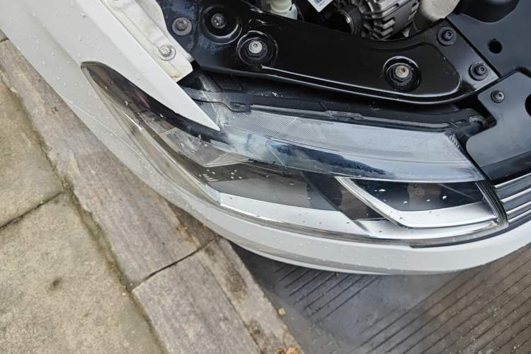 Used Volkswagen Gran Lavida 2015 1.6L Automatic Fashion Edition Right Front Headlight