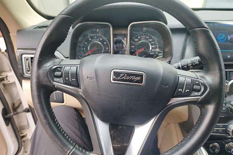Used Zotye Domy X5 2017 Platinum Edition 1.5T Manual Luxury 7-Seater Model Steering Wheel