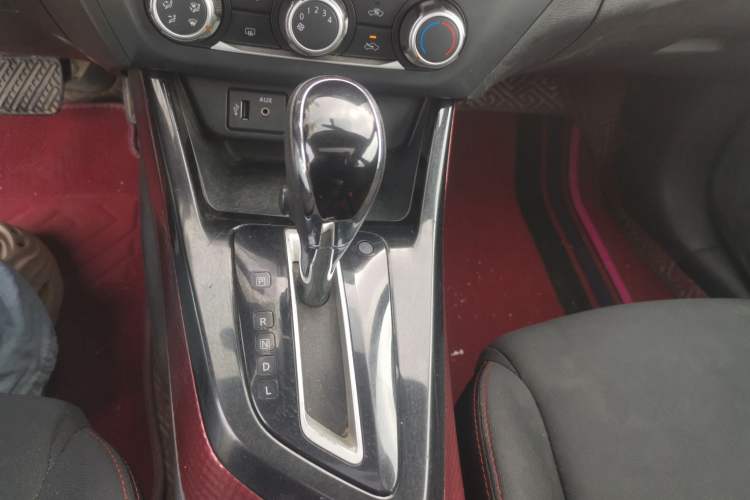Used Nissan Lannia 2016 1.6L CVT Cool Edition Gear Lever