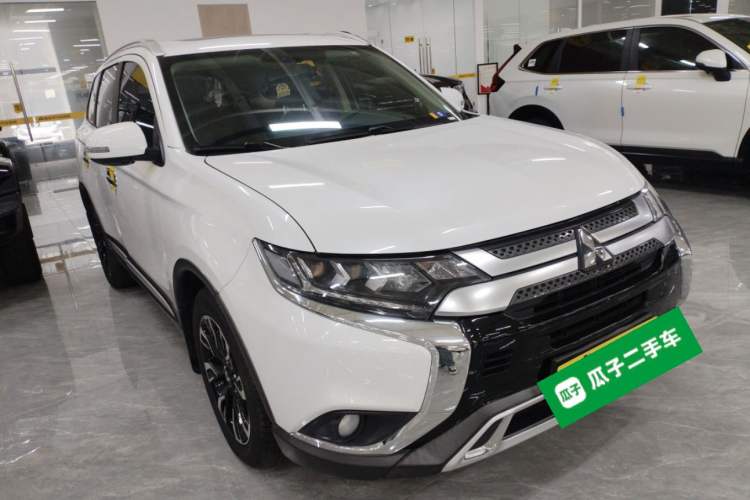 Used Mitsubishi Outlander 2019 2.4L 4x4 Zhi Xiang Edition 5 Seats China V Emission Standard Exterior 1