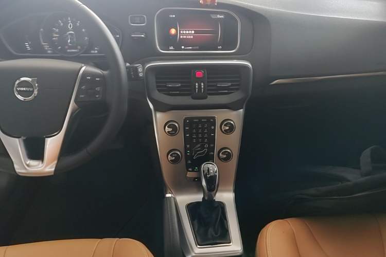 Used Volvo V40 2018 T3 Zhiya Edition
