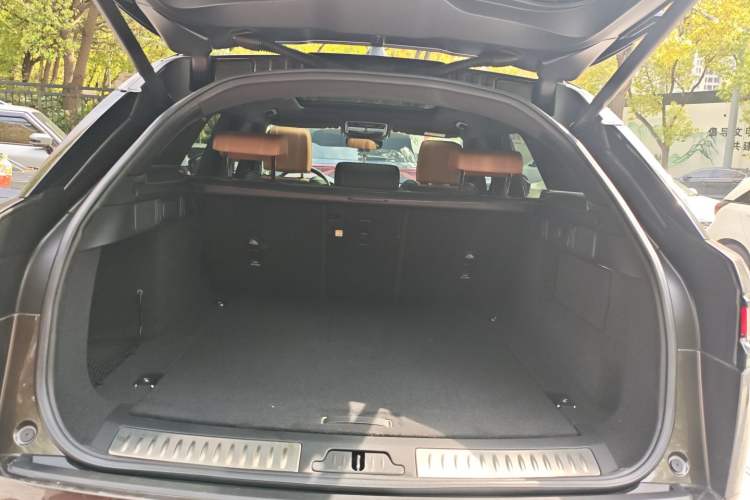 Used Land Rover Range Velar 2022 250 PS Sparkling Heritage Edition Trunk