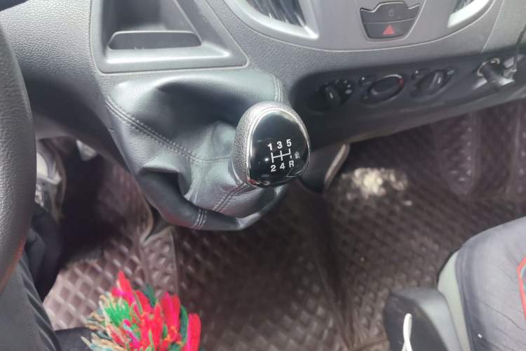 Used Ford Transit 2017 2.0T Diesel Multi-Purpose Commercial Vehicle Mid-Drive Mid-Roof China IV Standard